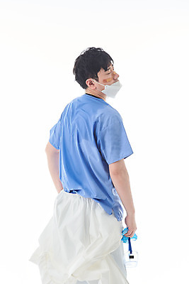 포토 JPG 스튜디오촬영 남자 청진기 휴식 실내 병원 피곤 마스크 한명 서기 누끼 상반신 뒷모습 치료 30대 한국인 간호사 의료진 의사 뒤돌아보기 바이러스 사회이슈 흰배경 힘듦 성인남자한명만 코로나바이러스 방역복 턱스크 델타변이바이러스 국내포토 직업 1 옷 뷰포인트 백그라운드 컨셉 의학 의료기기 모션 사람 동양인 내부 장년 흰색 방역 합성어 남자한명만 성인남자만 파일형식