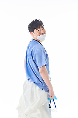 포토 JPG 스튜디오촬영 남자 청진기 휴식 실내 병원 마스크 한명 서기 웃음 누끼 상반신 뒷모습 치료 30대 한국인 간호사 의료진 의사 뒤돌아보기 바이러스 사회이슈 흰배경 성인남자한명만 코로나바이러스 방역복 턱스크 델타변이바이러스 국내포토 직업 1 옷 뷰포인트 백그라운드 컨셉 의학 의료기기 모션 표정 사람 동양인 내부 장년 흰색 방역 합성어 남자한명만 성인남자만 파일형식