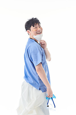 포토 JPG 스튜디오촬영 남자 청진기 휴식 실내 병원 마스크 한명 서기 웃음 누끼 상반신 뒷모습 치료 30대 한국인 간호사 의료진 의사 뒤돌아보기 바이러스 사회이슈 흰배경 성인남자한명만 코로나바이러스 방역복 턱스크 델타변이바이러스 국내포토 직업 1 옷 뷰포인트 백그라운드 컨셉 의학 의료기기 모션 표정 사람 동양인 내부 장년 흰색 방역 합성어 남자한명만 성인남자만 파일형식