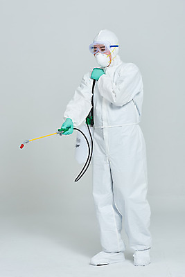 포토 JPG 스튜디오촬영 전신 남자 회색배경 실내 마스크 한명 누끼 옆모습 30대 한국인 바이러스 위생 사회이슈 예방 방역 소독 성인남자한명만 코로나바이러스 방역복 방역사 압축분무기 방역기 델타변이바이러스 국내포토 직업 1 옷 뷰포인트 백그라운드 컨셉 사람 동양인 내부 장년 회색 분무기 남자한명만 성인남자만 파일형식