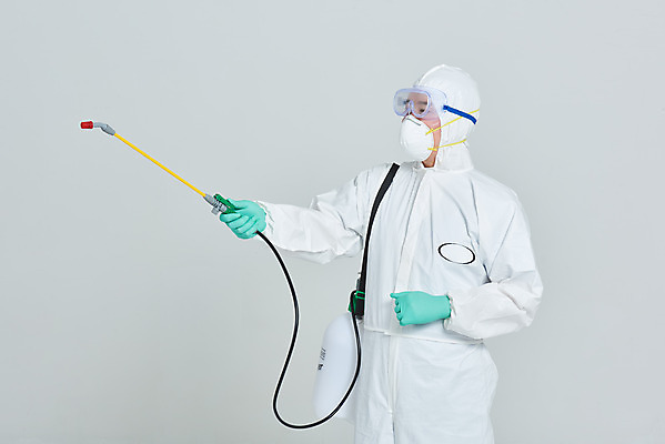 포토 JPG 스튜디오촬영 남자 회색배경 실내 마스크 한명 서기 누끼 상반신 옆모습 30대 한국인 바이러스 위생 사회이슈 예방 방역 소독 성인남자한명만 코로나바이러스 방역복 방역사 압축분무기 방역기 델타변이바이러스 국내포토 직업 1 옷 뷰포인트 백그라운드 컨셉 모션 사람 동양인 내부 장년 회색 분무기 남자한명만 성인남자만 파일형식