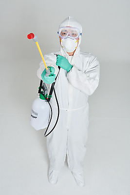 포토 JPG 스튜디오촬영 전신 남자 회색배경 실내 마스크 한명 서기 누끼 앞모습 30대 하이앵글 한국인 바이러스 위생 사회이슈 예방 방역 소독 성인남자한명만 코로나바이러스 방역복 방역사 압축분무기 방역기 델타변이바이러스 국내포토 직업 1 옷 뷰포인트 백그라운드 컨셉 모션 사람 동양인 내부 장년 회색 분무기 남자한명만 성인남자만 파일형식