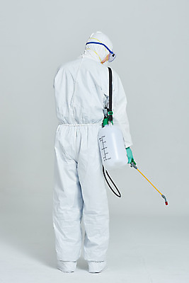 포토 JPG 스튜디오촬영 전신 남자 회색배경 실내 마스크 한명 서기 누끼 뒷모습 30대 한국인 바이러스 위생 사회이슈 예방 방역 소독 성인남자한명만 코로나바이러스 방역복 방역사 압축분무기 방역기 델타변이바이러스 국내포토 직업 1 옷 뷰포인트 백그라운드 컨셉 모션 사람 동양인 내부 장년 회색 분무기 남자한명만 성인남자만 파일형식