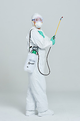 포토 JPG 스튜디오촬영 전신 남자 회색배경 실내 마스크 한명 서기 누끼 뒷모습 30대 한국인 뒤돌아보기 바이러스 위생 사회이슈 예방 방역 소독 성인남자한명만 코로나바이러스 방역복 방역사 압축분무기 방역기 델타변이바이러스 국내포토 직업 1 옷 뷰포인트 백그라운드 컨셉 모션 사람 동양인 내부 장년 회색 분무기 남자한명만 성인남자만 파일형식