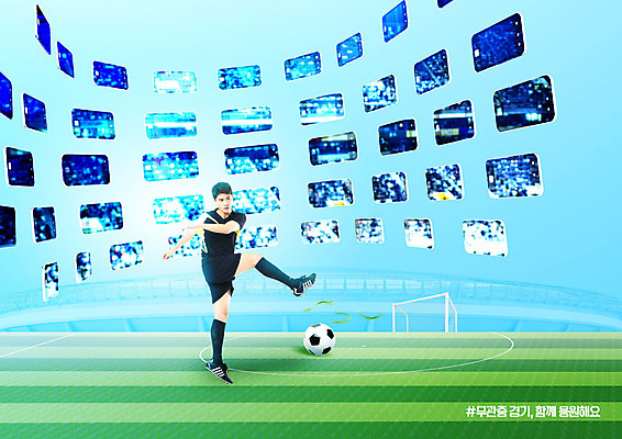 전신 PSD 편집이미지 남자 스포츠 축구공 응원 운동선수 한명 경기 20대 성인 파란색 스마트폰 스크린 축구 한국인 골대 성인남자한명만 무관중경기 이미지편집 1 컬러 공 축구용품 사람 동양인 청년 핸드폰 스마트기기 구기 남자한명만 성인남자만 파일형식