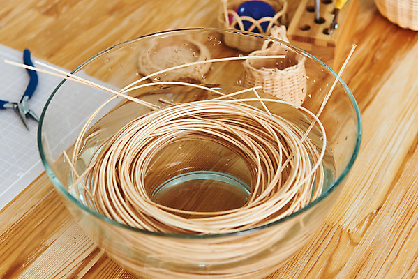 포토 JPG 스튜디오촬영 재료 실내 취미 사람없음 물 갈색 공예 준비 DIY 원데이클래스 라탄공예 라탄환심 공예도구 국내포토 자연요소 컬러 내부 도구 클래스 파일형식