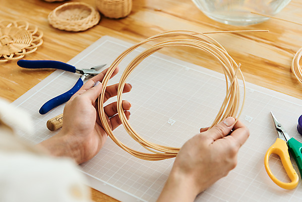 포토 JPG 스튜디오촬영 손 여자 재료 가위 실내 한명 20대 취미 신체부위 갈색 한국인 공예 만들기 펜치 DIY 성인여자한명만 원데이클래스 라탄공예 라탄환심 공예도구 국내포토 1 컬러 모션 문구용품 사람 동양인 청년 내부 도구 공구 클래스 여자한명만 성인여자만 파일형식