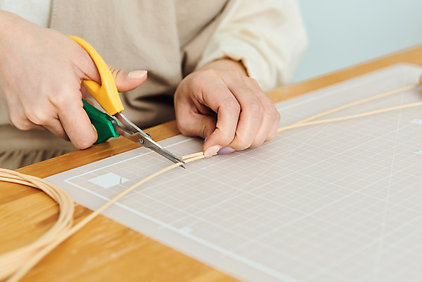 포토 JPG 스튜디오촬영 손 여자 재료 가위 실내 한명 20대 취미 신체부위 갈색 한국인 자르기 공예 만들기 DIY 성인여자한명만 원데이클래스 라탄공예 라탄환심 공예도구 국내포토 1 컬러 모션 문구용품 사람 동양인 청년 내부 도구 클래스 여자한명만 성인여자만 파일형식