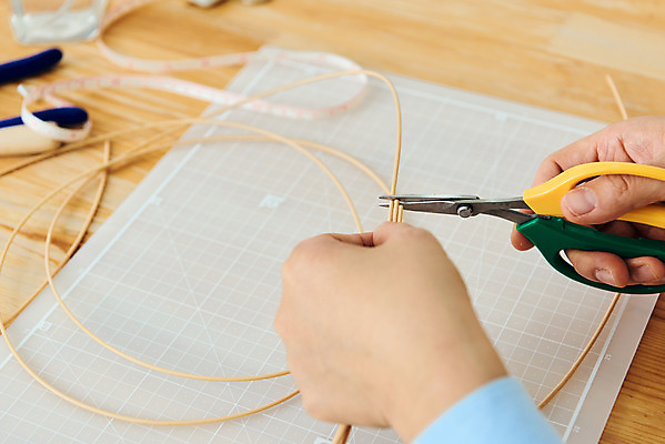 포토 JPG 스튜디오촬영 손 여자 40대 중년 재료 가위 실내 한명 취미 신체부위 갈색 한국인 자르기 공예 만들기 DIY 중년여자한명만 원데이클래스 라탄공예 라탄환심 공예도구 국내포토 1 컬러 모션 문구용품 사람 동양인 성인 내부 도구 클래스 여자한명만 중년여자만 파일형식