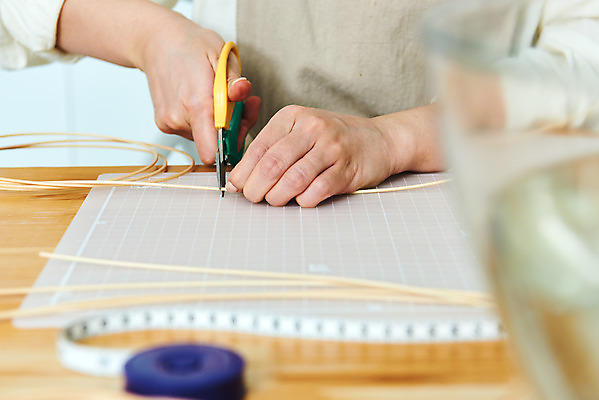 포토 JPG 스튜디오촬영 손 여자 재료 가위 실내 한명 20대 취미 신체부위 갈색 한국인 공예 만들기 DIY 성인여자한명만 원데이클래스 라탄공예 라탄환심 공예도구 국내포토 1 컬러 모션 문구용품 사람 동양인 청년 내부 도구 클래스 여자한명만 성인여자만 파일형식