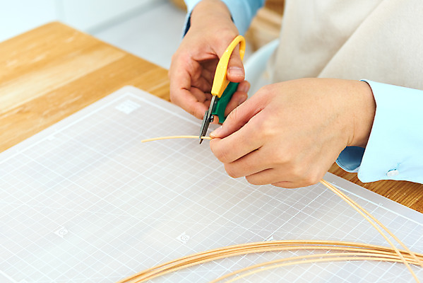 포토 JPG 스튜디오촬영 손 여자 40대 중년 재료 가위 실내 한명 취미 신체부위 갈색 한국인 자르기 공예 만들기 DIY 중년여자한명만 원데이클래스 라탄공예 라탄환심 공예도구 국내포토 1 컬러 모션 문구용품 사람 동양인 성인 내부 도구 클래스 여자한명만 중년여자만 파일형식