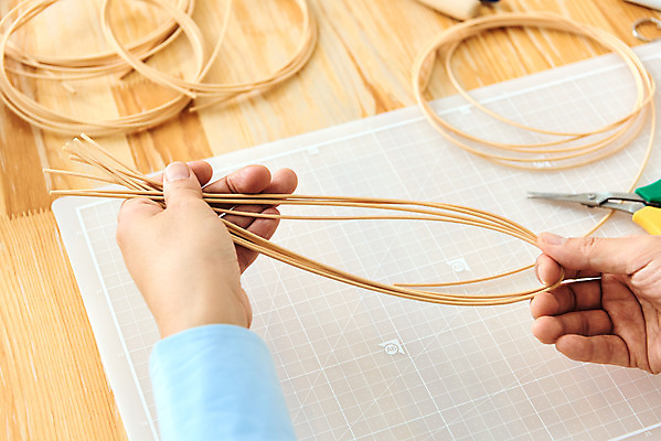 포토 JPG 스튜디오촬영 손 여자 40대 중년 재료 가위 실내 한명 취미 신체부위 갈색 한국인 공예 만들기 DIY 중년여자한명만 원데이클래스 라탄공예 라탄환심 공예도구 국내포토 1 컬러 모션 문구용품 사람 동양인 성인 내부 도구 클래스 여자한명만 중년여자만 파일형식