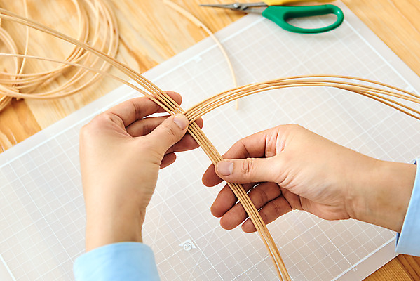 포토 JPG 스튜디오촬영 손 여자 40대 중년 재료 가위 실내 한명 취미 신체부위 갈색 한국인 공예 만들기 DIY 중년여자한명만 원데이클래스 라탄공예 라탄환심 공예도구 국내포토 1 컬러 모션 문구용품 사람 동양인 성인 내부 도구 클래스 여자한명만 중년여자만 파일형식