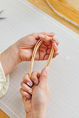 포토 JPG 스튜디오촬영 손 여자 재료 실내 한명 20대 취미 신체부위 갈색 한국인 공예 만들기 DIY 성인여자한명만 원데이클래스 라탄공예 라탄환심 공예도구 국내포토 1 컬러 모션 사람 동양인 청년 내부 도구 클래스 여자한명만 성인여자만 파일형식