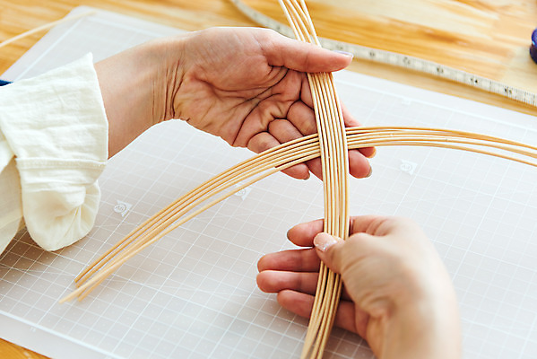 포토 JPG 스튜디오촬영 손 여자 재료 실내 한명 20대 취미 신체부위 갈색 한국인 공예 만들기 DIY 성인여자한명만 원데이클래스 라탄공예 라탄환심 공예도구 국내포토 1 컬러 모션 사람 동양인 청년 내부 도구 클래스 여자한명만 성인여자만 파일형식