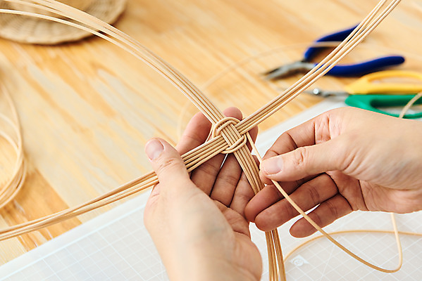 포토 JPG 스튜디오촬영 손 여자 40대 중년 재료 가위 실내 한명 취미 신체부위 갈색 한국인 공예 만들기 DIY 중년여자한명만 원데이클래스 라탄공예 라탄환심 공예도구 국내포토 1 컬러 모션 문구용품 사람 동양인 성인 내부 도구 클래스 여자한명만 중년여자만 파일형식