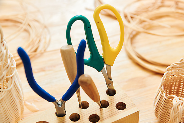 포토 JPG 스튜디오촬영 재료 가위 실내 취미 사람없음 갈색 공예 펜치 DIY 송곳 원데이클래스 라탄공예 라탄환심 공예도구 국내포토 컬러 문구용품 내부 도구 공구 클래스 파일형식