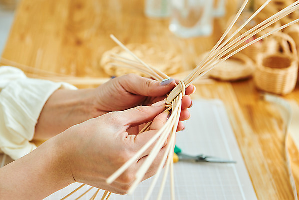포토 JPG 스튜디오촬영 손 여자 재료 가위 실내 한명 20대 취미 신체부위 갈색 한국인 공예 만들기 DIY 성인여자한명만 원데이클래스 라탄공예 라탄환심 공예도구 국내포토 1 컬러 모션 문구용품 사람 동양인 청년 내부 도구 클래스 여자한명만 성인여자만 파일형식