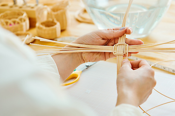 포토 JPG 스튜디오촬영 손 여자 재료 가위 실내 한명 20대 취미 신체부위 갈색 한국인 공예 만들기 DIY 성인여자한명만 원데이클래스 라탄공예 라탄환심 공예도구 국내포토 1 컬러 모션 문구용품 사람 동양인 청년 내부 도구 클래스 여자한명만 성인여자만 파일형식