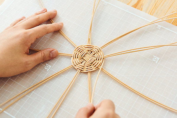 포토 JPG 스튜디오촬영 손 여자 40대 중년 재료 실내 한명 취미 신체부위 갈색 한국인 공예 만들기 DIY 중년여자한명만 원데이클래스 라탄공예 라탄환심 공예도구 국내포토 1 컬러 모션 사람 동양인 성인 내부 도구 클래스 여자한명만 중년여자만 파일형식