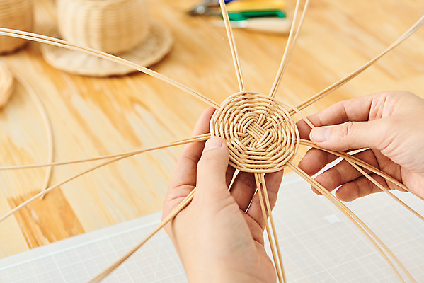 포토 JPG 스튜디오촬영 손 여자 40대 중년 재료 실내 한명 취미 신체부위 갈색 한국인 공예 만들기 DIY 중년여자한명만 원데이클래스 라탄공예 라탄환심 공예도구 국내포토 1 컬러 모션 사람 동양인 성인 내부 도구 클래스 여자한명만 중년여자만 파일형식