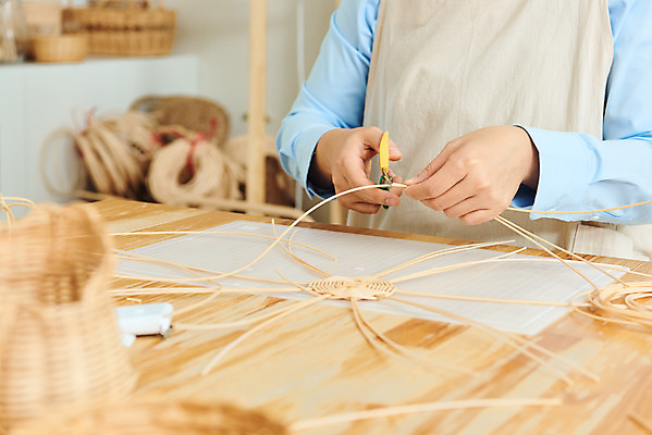 포토 JPG 스튜디오촬영 여자 40대 중년 재료 가위 실내 한명 상반신 취미 앞모습 갈색 한국인 공예 만들기 DIY 중년여자한명만 원데이클래스 라탄공예 라탄환심 공예도구 국내포토 1 뷰포인트 컬러 모션 문구용품 사람 동양인 성인 내부 도구 클래스 여자한명만 중년여자만 파일형식