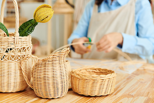 포토 JPG 스튜디오촬영 여자 40대 중년 재료 가위 실내 한명 상반신 취미 앞모습 갈색 바구니 꽃병 한국인 공예 만들기 DIY 중년여자한명만 라탄바구니 원데이클래스 라탄공예 라탄환심 공예도구 국내포토 1 꽃 뷰포인트 컬러 모션 문구용품 사람 동양인 성인 내부 도구 클래스 여자한명만 중년여자만 파일형식