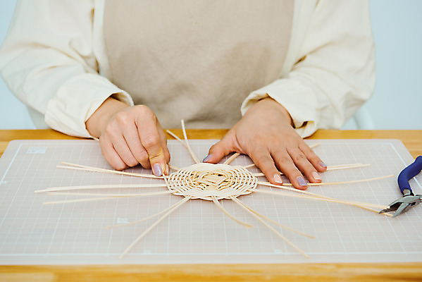 포토 JPG 스튜디오촬영 여자 재료 가위 실내 한명 상반신 20대 성인 취미 앞모습 갈색 한국인 공예 만들기 DIY 성인여자한명만 원데이클래스 라탄공예 라탄환심 공예도구 국내포토 1 뷰포인트 컬러 모션 문구용품 사람 동양인 청년 내부 도구 클래스 여자한명만 성인여자만 파일형식