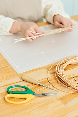 포토 JPG 스튜디오촬영 손 여자 재료 가위 실내 한명 20대 취미 신체부위 갈색 한국인 공예 만들기 DIY 송곳 성인여자한명만 원데이클래스 라탄공예 라탄환심 공예도구 국내포토 1 컬러 모션 문구용품 사람 동양인 청년 내부 도구 클래스 여자한명만 성인여자만 파일형식