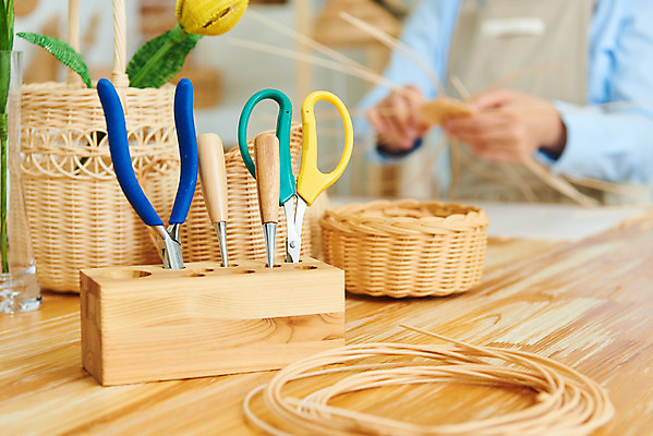 포토 JPG 스튜디오촬영 여자 40대 중년 재료 가위 실내 한명 상반신 취미 앞모습 갈색 한국인 공예 만들기 펜치 DIY 송곳 중년여자한명만 원데이클래스 라탄공예 라탄환심 공예도구 국내포토 1 뷰포인트 컬러 모션 문구용품 사람 동양인 성인 내부 도구 공구 클래스 여자한명만 중년여자만 파일형식