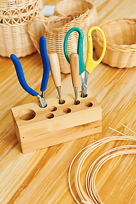 포토 JPG 스튜디오촬영 재료 가위 실내 취미 사람없음 갈색 공예 펜치 DIY 송곳 원데이클래스 라탄공예 라탄환심 공예도구 국내포토 컬러 문구용품 내부 도구 공구 클래스 파일형식