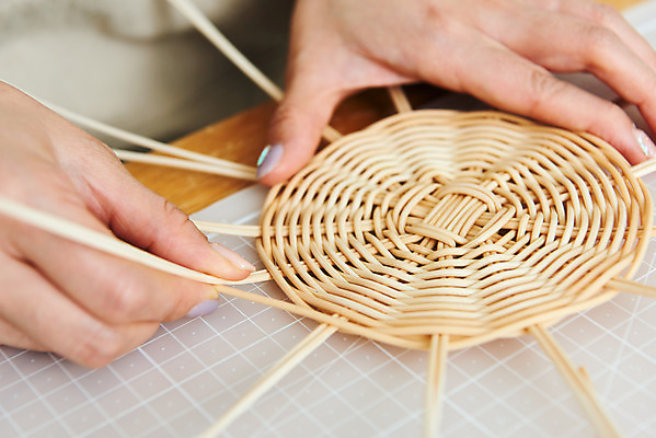 포토 JPG 스튜디오촬영 손 여자 재료 실내 한명 20대 취미 신체부위 갈색 한국인 공예 만들기 DIY 성인여자한명만 원데이클래스 라탄공예 라탄환심 공예도구 국내포토 1 컬러 모션 사람 동양인 청년 내부 도구 클래스 여자한명만 성인여자만 파일형식