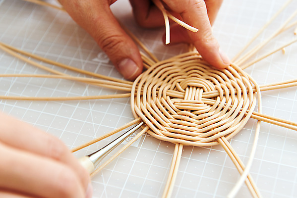 포토 JPG 스튜디오촬영 손 여자 40대 중년 재료 실내 한명 취미 신체부위 갈색 한국인 공예 만들기 DIY 송곳 중년여자한명만 원데이클래스 라탄공예 라탄환심 공예도구 국내포토 1 컬러 모션 사람 동양인 성인 내부 도구 클래스 여자한명만 중년여자만 파일형식