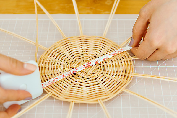 포토 JPG 스튜디오촬영 손 여자 재료 실내 줄자 한명 20대 취미 신체부위 갈색 한국인 공예 만들기 DIY 성인여자한명만 원데이클래스 라탄공예 라탄환심 공예도구 국내포토 1 컬러 모션 자 사람 동양인 청년 내부 도구 클래스 여자한명만 성인여자만 파일형식