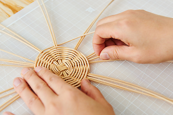 포토 JPG 스튜디오촬영 손 여자 40대 중년 재료 실내 한명 취미 신체부위 갈색 한국인 공예 만들기 DIY 중년여자한명만 원데이클래스 라탄공예 라탄환심 공예도구 국내포토 1 컬러 모션 사람 동양인 성인 내부 도구 클래스 여자한명만 중년여자만 파일형식