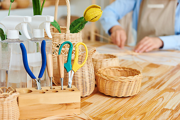 포토 JPG 스튜디오촬영 여자 40대 중년 재료 가위 실내 한명 상반신 취미 앞모습 갈색 한국인 공예 만들기 펜치 DIY 송곳 중년여자한명만 원데이클래스 라탄공예 라탄환심 공예도구 국내포토 1 뷰포인트 컬러 모션 문구용품 사람 동양인 성인 내부 도구 공구 클래스 여자한명만 중년여자만 파일형식