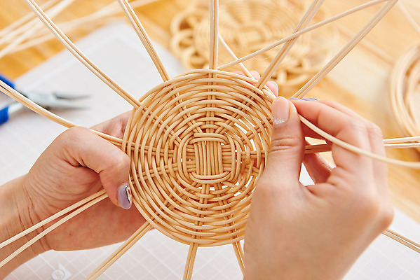 포토 JPG 스튜디오촬영 손 여자 재료 실내 한명 20대 취미 신체부위 갈색 한국인 공예 만들기 DIY 성인여자한명만 원데이클래스 라탄공예 라탄환심 공예도구 국내포토 1 컬러 모션 사람 동양인 청년 내부 도구 클래스 여자한명만 성인여자만 파일형식