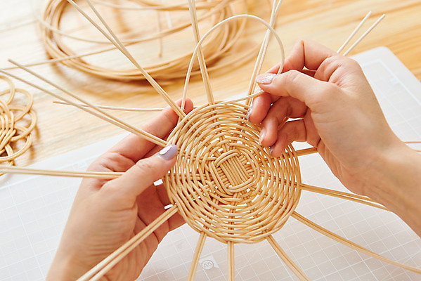 포토 JPG 스튜디오촬영 손 여자 재료 실내 한명 20대 취미 신체부위 갈색 한국인 공예 만들기 DIY 성인여자한명만 원데이클래스 라탄공예 라탄환심 공예도구 국내포토 1 컬러 모션 사람 동양인 청년 내부 도구 클래스 여자한명만 성인여자만 파일형식