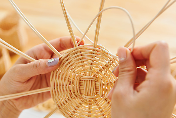 포토 JPG 스튜디오촬영 손 여자 재료 실내 한명 근접촬영 20대 취미 신체부위 갈색 한국인 공예 만들기 DIY 성인여자한명만 원데이클래스 라탄공예 라탄환심 공예도구 국내포토 1 뷰포인트 컬러 모션 사람 동양인 청년 내부 도구 클래스 여자한명만 성인여자만 파일형식