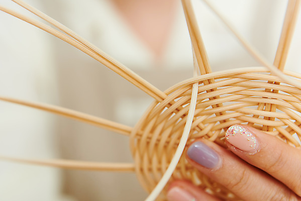 포토 JPG 스튜디오촬영 손 여자 재료 실내 한명 근접촬영 20대 취미 신체부위 갈색 한국인 공예 만들기 DIY 성인여자한명만 원데이클래스 라탄공예 라탄환심 공예도구 국내포토 1 뷰포인트 컬러 모션 사람 동양인 청년 내부 도구 클래스 여자한명만 성인여자만 파일형식