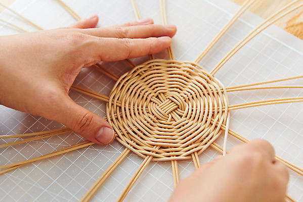 포토 JPG 스튜디오촬영 손 여자 40대 중년 재료 실내 한명 취미 신체부위 갈색 한국인 공예 만들기 DIY 중년여자한명만 원데이클래스 라탄공예 라탄환심 공예도구 국내포토 1 컬러 모션 사람 동양인 성인 내부 도구 클래스 여자한명만 중년여자만 파일형식