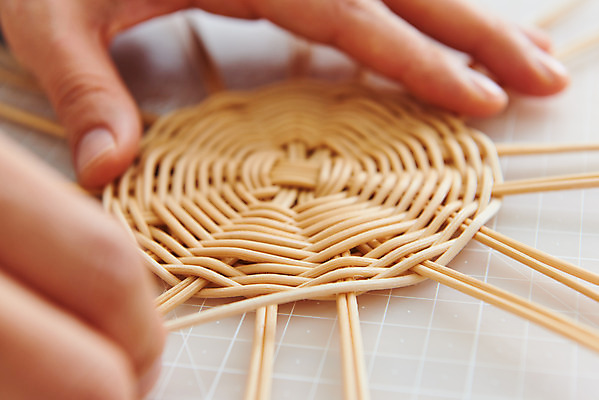 포토 JPG 스튜디오촬영 손 여자 40대 중년 재료 실내 한명 근접촬영 취미 신체부위 갈색 한국인 공예 만들기 DIY 중년여자한명만 원데이클래스 라탄공예 라탄환심 공예도구 국내포토 1 뷰포인트 컬러 모션 사람 동양인 성인 내부 도구 클래스 여자한명만 중년여자만 파일형식