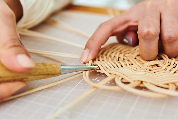 포토 JPG 스튜디오촬영 손 여자 재료 실내 한명 근접촬영 20대 취미 신체부위 갈색 한국인 공예 만들기 DIY 송곳 성인여자한명만 원데이클래스 라탄공예 라탄환심 공예도구 국내포토 1 뷰포인트 컬러 모션 사람 동양인 청년 내부 도구 클래스 여자한명만 성인여자만 파일형식