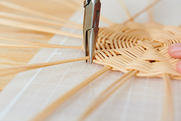 포토 JPG 스튜디오촬영 손 여자 40대 중년 재료 실내 한명 근접촬영 취미 신체부위 갈색 한국인 공예 만들기 펜치 DIY 중년여자한명만 원데이클래스 라탄공예 라탄환심 공예도구 국내포토 1 뷰포인트 컬러 모션 사람 동양인 성인 내부 도구 공구 클래스 여자한명만 중년여자만 파일형식