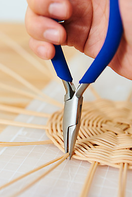 포토 JPG 스튜디오촬영 손 여자 40대 중년 재료 실내 한명 근접촬영 취미 신체부위 갈색 한국인 공예 만들기 펜치 DIY 중년여자한명만 원데이클래스 라탄공예 라탄환심 공예도구 국내포토 1 뷰포인트 컬러 모션 사람 동양인 성인 내부 도구 공구 클래스 여자한명만 중년여자만 파일형식