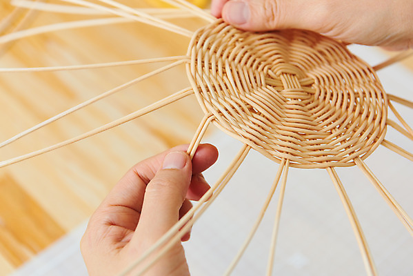 포토 JPG 스튜디오촬영 손 여자 40대 중년 재료 실내 한명 취미 신체부위 갈색 한국인 공예 만들기 DIY 중년여자한명만 원데이클래스 라탄공예 라탄환심 공예도구 국내포토 1 컬러 모션 사람 동양인 성인 내부 도구 클래스 여자한명만 중년여자만 파일형식