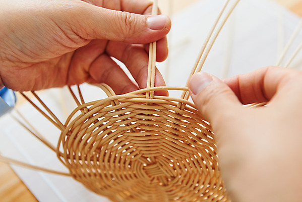 포토 JPG 스튜디오촬영 손 여자 40대 중년 재료 실내 한명 취미 신체부위 갈색 한국인 공예 만들기 DIY 중년여자한명만 원데이클래스 라탄공예 라탄환심 공예도구 국내포토 1 컬러 모션 사람 동양인 성인 내부 도구 클래스 여자한명만 중년여자만 파일형식