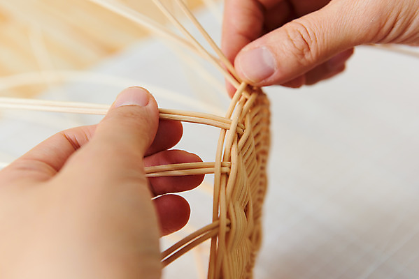 포토 JPG 스튜디오촬영 손 여자 40대 중년 재료 실내 한명 취미 신체부위 갈색 한국인 공예 만들기 DIY 중년여자한명만 원데이클래스 라탄공예 라탄환심 공예도구 국내포토 1 컬러 모션 사람 동양인 성인 내부 도구 클래스 여자한명만 중년여자만 파일형식