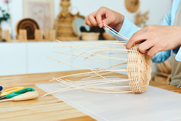 포토 JPG 스튜디오촬영 손 여자 40대 중년 재료 가위 실내 한명 취미 신체부위 갈색 한국인 공예 만들기 DIY 송곳 중년여자한명만 원데이클래스 라탄공예 라탄환심 공예도구 국내포토 1 컬러 모션 문구용품 사람 동양인 성인 내부 도구 클래스 여자한명만 중년여자만 파일형식