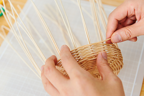 포토 JPG 스튜디오촬영 손 여자 40대 중년 재료 실내 한명 취미 신체부위 갈색 한국인 공예 만들기 DIY 중년여자한명만 원데이클래스 라탄공예 라탄환심 공예도구 국내포토 1 컬러 모션 사람 동양인 성인 내부 도구 클래스 여자한명만 중년여자만 파일형식